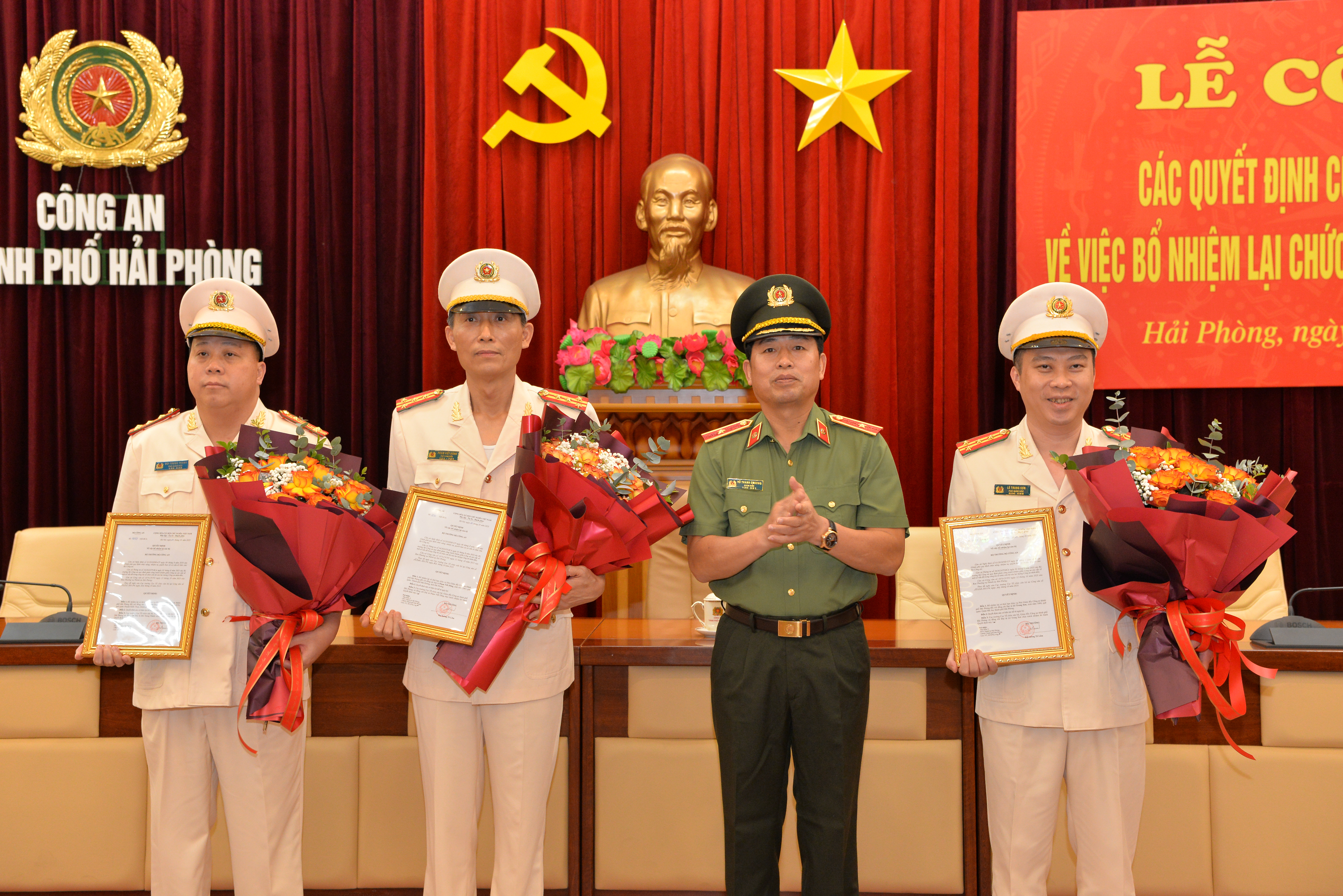 Công bố các quyết định của Bộ trưởng Bộ Công an về bổ nhiệm lại  chức vụ Phó Giám đốc Công an thành phố